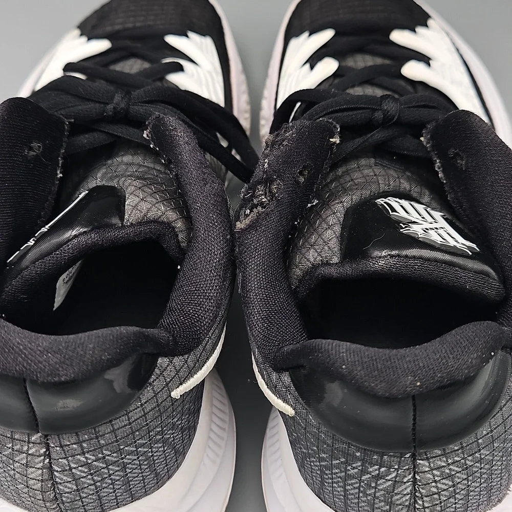 Nike Kyrie Irving Low Basketball Shoe Youth 6.5
